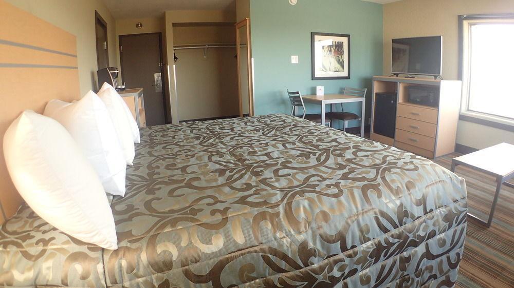 Ramada By Wyndham Edmonton Yellowhead Nw Exterior foto